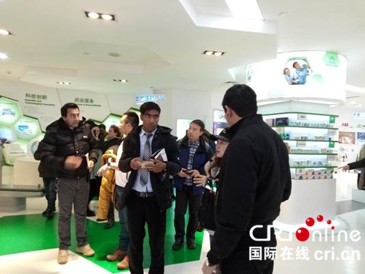参访团在北京经济技术开发区管委会企业新技术新产品展厅参观交流
